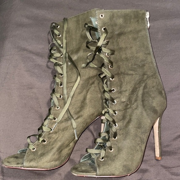 Shoes - Suede Green ties up heels 👠